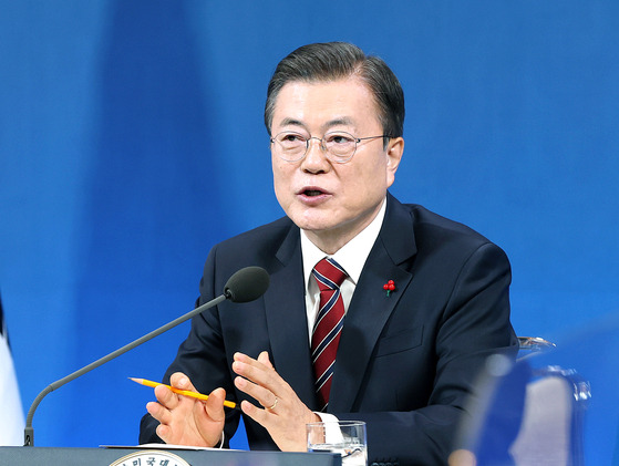 President Moon Jae-in speaks during a hybrid in-person and virtual New Year's press conference Monday at the Blue House in central Seoul. Moon answered questions from journalists about a range of issues, including widening economic inequality, special pardons and the profit-sharing plan for corporations. [JOINT PRESS CORPS]