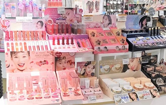 ▲어퓨 제품이 오사카 아인즈&토르페 링크스 우메다점에 진열돼 있다.제공=에이블씨엔씨