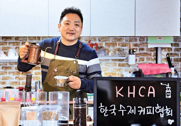 한국수제커피협회장 강유겸 목사가 지난 11일 서울 마포구 협회에서 수제 커피를 만들고 있다. 강민석 선임기자