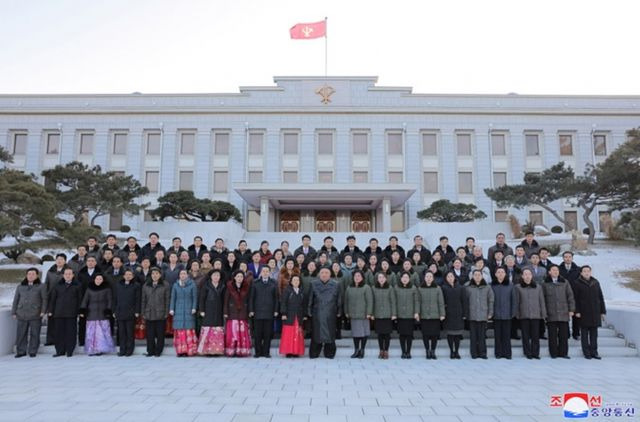 김정은 북한 국무위원장이 제8차 노동당대회 준비를 위해 애쓴 출판·인쇄 부문 근로자들을 당 중앙위원회 본부청사 뜨락으로 불러 기념사진을 찍었다고 조선중앙통신이 19일 보도했다. [조선중앙통신 홈페이지 캡처]