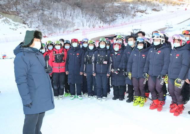 시진핑 중국 국가주석이 18일 베이징 북서쪽 옌칭구의 국가 알파인스키센터를 방문해 선수, 코치들과 대화를 나누고 있다. 시 주석은 2022년 개최될 베이징 동계올림픽 및 패럴림픽 준비 상황을 점검했다. 신화연합뉴스