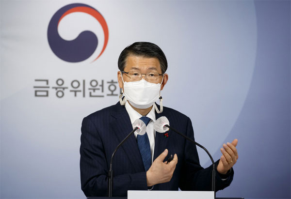 은성수 금융위원장이 지난 18일 정부서울청사에서 2021년 금융위원회 업무계획을 설명하고 있다. [사진 제공 = 금융위원회]