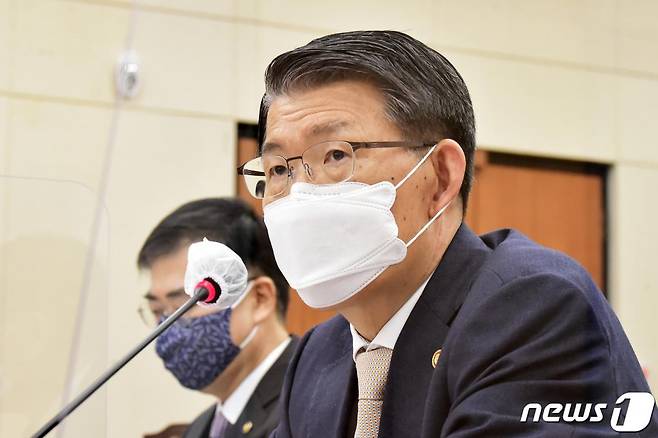 (서울=뉴스1) 신웅수 기자 = 은성수 금융위원장이 12일 서울 여의도 국회에서 열린 정무위원회의 금융위원회 등에 대한 국정감사에서 의원 질의에 답변하고 있다.   이날 은 위원장은 공매도 제도와 관련해 "예측 가능성을 높이기 위해 가급적 빨리 (무차입 등 불법 공매도) 처벌 강화 등 (제도 개선을) 했으면 좋겠다"고 말했다. 2020.10.12/뉴스1