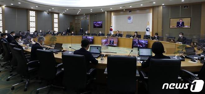 (세종=뉴스1) 장수영 기자 = 정세균 국무총리가 12일 정부세종청사 국무회의장에서 열린 서울-세종 영상 국무회의에서 모두발언을 하고 있다. 2021.1.12/뉴스1
