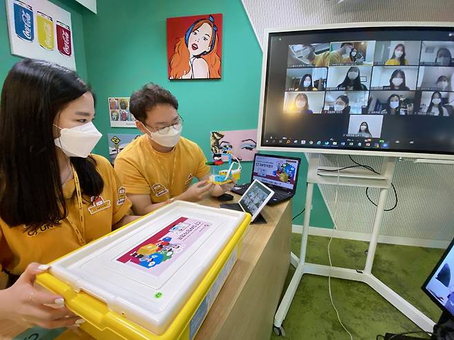 강원도 철원 김화여중 학생들을 대상으로 SW창의캠프 비대면 온라인 교육을 진행하고 있는 모습 [CJ올리브네트웍스 제공]