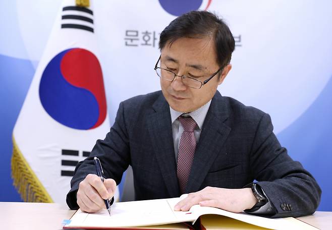 오영우 문체부 제1차관이 18일 서울 용산구 국립극단 회의실에서 대한민국 문화체육관광부와 중화인민공화국 국가신문출판서의 ‘한중 고전 저작 상호 번역 출판’에 관한 양해각서에 서명하고 있다. 문체부 제공