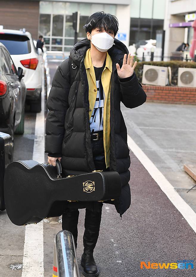 Singer Jeong Se-woon heads to KBS New Pavilion in Yeongdeungpo-gu Seoul for the broadcast recording schedule on the afternoon of January 19.