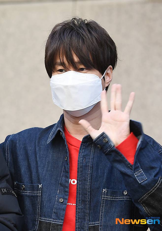 Epik High Tablo heads to KBS New Pavilion in Yeongdeungpo-gu, Seoul for the broadcast recording schedule on the afternoon of January 19.