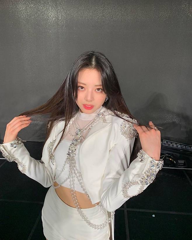 ITZY member Yuna showed various charms with various expressions and poses.In January 19th day Yuna posted several photos on the ITZY official Instagram, saying Bready TVYuna in the photo is taking a variety of poses with an alluring look, followed by a refreshing smile and staring at the camera.