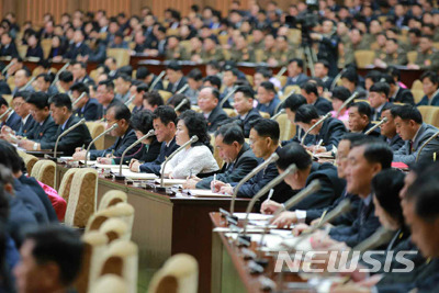 [서울=뉴시스]북한 노동신문은 17일 만수대의사당에서 최고인민회의 제14기 제4차 회의가 열렸다고 18일 보도했다. 2021.01.18. (사진=노동신문 캡쳐) photo@newsis.com