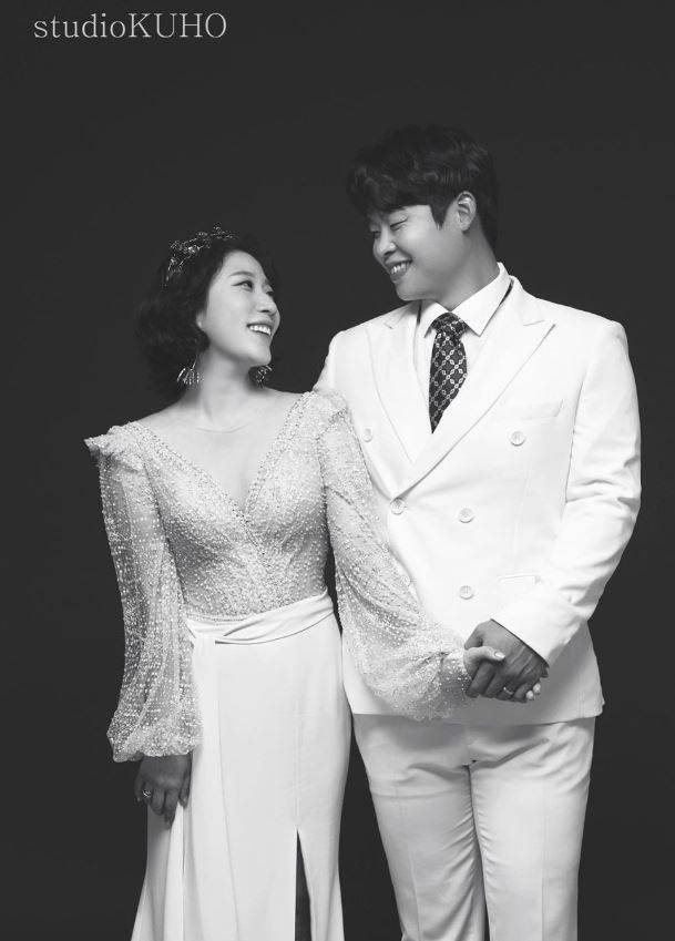 [서울=뉴시스] 개그우먼 김영희와 프로야구 선수 출신 윤승열 예비부부. (사진 = 김영희 인스타그램) 2020.11.09. photo@newsis.com