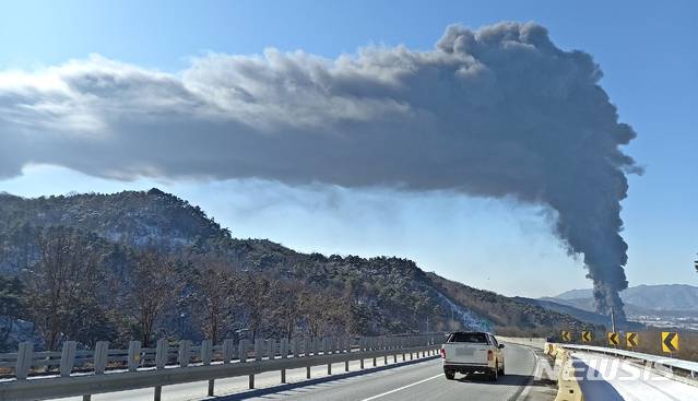 [증평=뉴시스]강신욱 기자 = 19일 오전 11시46분께 충북 증평군 도안면 한 제조공장에서 불이 나면서 치솟은 검은 연기가 북서풍의 영향으로 남동쪽 괴산군 청안면 방면 상공을 뒤덮고 있다. 2020.01.19. ksw64@newsis.com