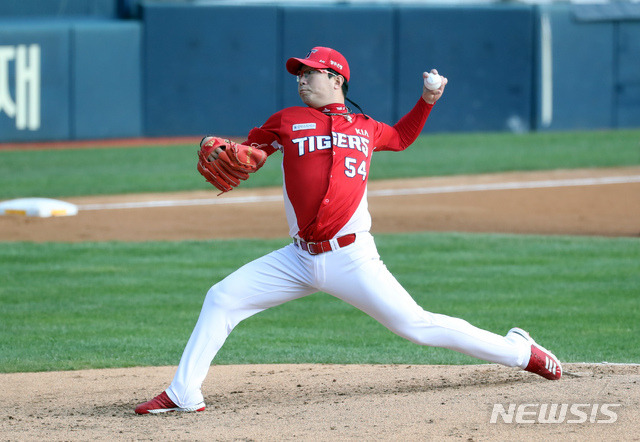 [서울=뉴시스] 고승민 기자 = 18일 서울 잠실야구장에서 열린 2020 KBO 리그 기아 타이거즈 대 엘지 트윈스 경기, 엘지 공격 3회말 기아 선발투수 양현종이 역투하고 있다. 2020.10.18. kkssmm99@newsis.com