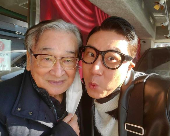 Singer and Broadcaster Lee Sang-min left two shots with Actor Lee Soon-jae.Lee Sang-min uploaded two photos to his instagram on the morning of the 19th and wrote Teacher Love.Lee Sang-min then expressed his heart, saying, Thank you so much for being so late. Thank you always. And I love you.The photo he posted on the day shows Lee Sang-min, who is making a charming face with Lee Soon-jae.The look of Lee Sang-min, who likes to be a child, causes a smile.Lee Sang-min and Tak Jae-hoon visited Lee Soon-jae on the 17th SBS entertainment Ugly Baby.Lee Sang-min had brought Lee Soon-jae as a weekly teacher at the time of marriage.Lee Sang-min SNS