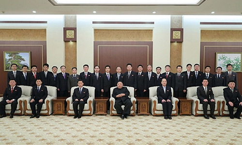 북한 국무위원장이 지난 18일 신임 내각 구성원들과 기념사진을 촬영했다고 조선중앙통신이 19일 보도했다. 김 위원장이 김덕훈 내각 총리(김정은 왼쪽), 박정근 내각 부총리 겸 국가계획위원장(김정은 오른쪽) 등 간부들과 기념사진을 위한 포즈를 취하고 있다. 연합뉴스