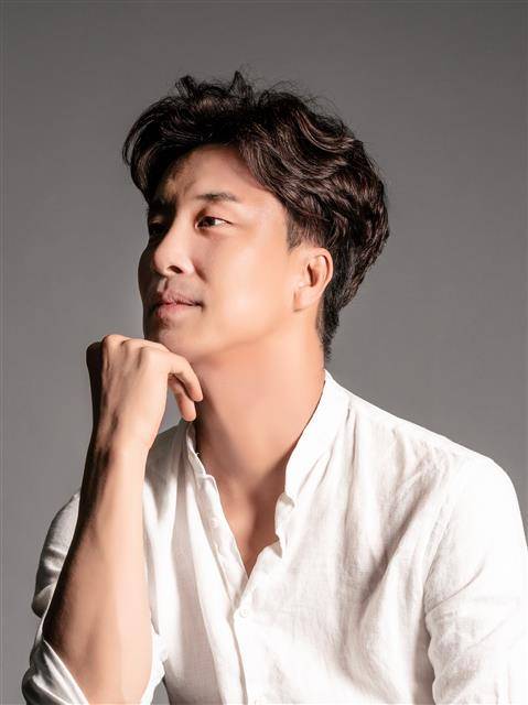 국립발레단 수석무용수로 활약한 발레리노 이영철이 18일부터 무대에 오르는 후배들을 위한 발레마스터로 새로운 길을 걷는다. 그는 많은 작품에서 찬란하게 날아올랐던 그 시간을 다시 갖지 못하는 것이 아쉬울 뿐 후배들과 함께할 시간이 기대된다고 말했다.국립발레단 제공