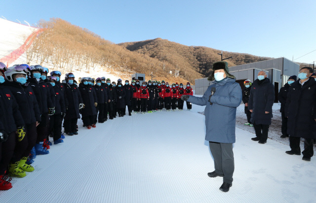 18일(현지 시간) 시진핑 중국 국가주석이 베이징 옌칭구의 국가알파인스키센터를 시찰하고 있다. 시 주석은 이날 “중국에 베이징 동계올림픽은 중대한 지표”라며 올림픽의 성공적 개최를 자신했다./신화연합뉴스