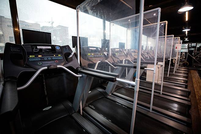 ⓒ시사IN 신선영1월12일 서울 마포구의 태영휘트니스센터. 정태영 관장이 직접 제작한 러닝머신 칸막이가 설치되어 있다.