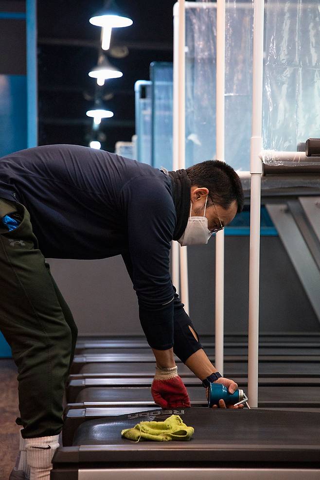 ⓒ시사IN 신선영2.5단계가 종료되는 1월17일 이후를 기대하며 기구를 정비하고 있는 정태영 관장. 정 관장은 정부의 방역 지침에 항의하며 지난 1월4일부터 ‘오픈 시위’를 벌이고 있다.