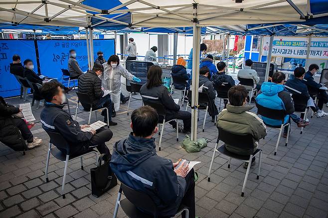 ⓒ시사IN 신선영1월9일 서울 은평구보건소 선별진료소에서코로나19 검사가진행되고 있다.