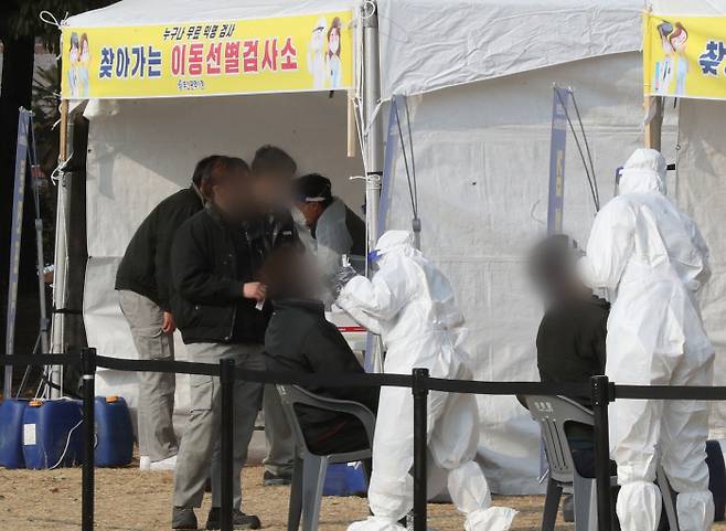 부산 서부산단 근로자 대상으로 찾아가는 이동 선별검사소가 설치된 부산 강서구 녹산국가산업단지 내 희망공원에서 의료진들이 18일 코로나19 진단검사를 위한 검체채취를 하고 있다. 연합뉴스