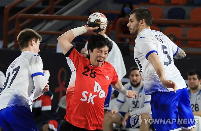 러시아와 경기에서 슛을 시도하는 김진호(한국체대). [로이터=연합뉴스]