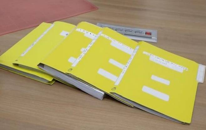 까다로운 절차와 오랜 승인 대기에 산재 보상 신청 포기하기도 산업재해 피해자들의 산재 보상 신청 서류를 모아 놓은 서류철. [사진=단비뉴스 윤재영]