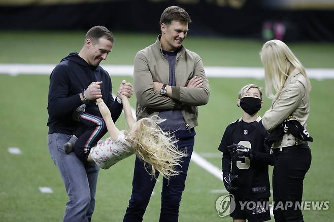 경기 후 필드에서 브리스의 가족들과 만난 브래디(왼쪽에서 두 번째) [AP=연합뉴스]