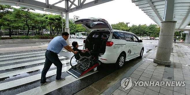 교통약자 특별이동차량 [연합뉴스 자료사진]