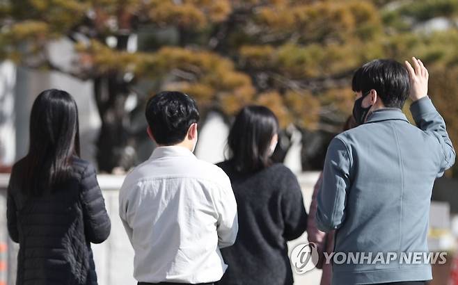 동장군 어디갔나?…가벼운 옷차림 [연합뉴스 자료사진]