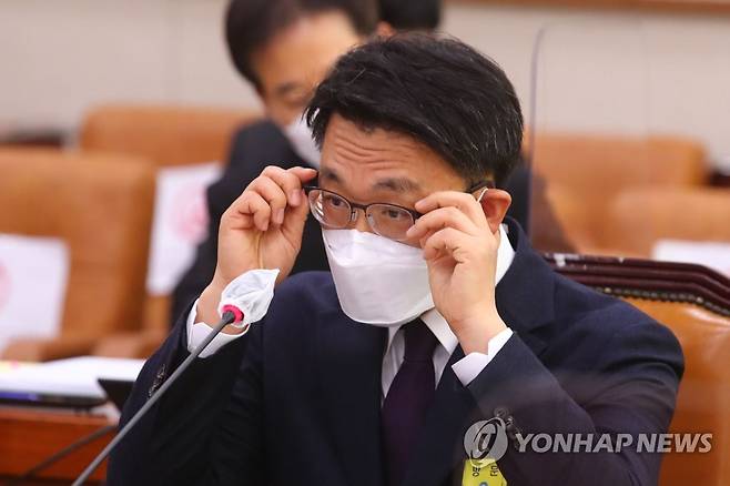 안경 고쳐쓰는  김진욱 초대 공수처장 후보자 (서울=연합뉴스) 안정원 기자 = 김진욱 초대 고위공직자범죄수사처(공수처) 처장 후보자가 19일 오전 서울 여의도 국회 법제사법위원회에서 열린 인사청문회에 출석, 안경을 고쳐쓰고 있다. 2021.1.19 jeong@yna.co.kr