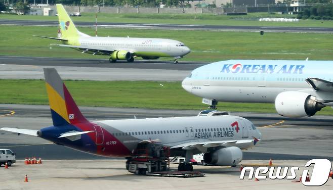 서울 강서구 김포공항 계류장의 진에어, 대한항공, 아시아나항공 항공기 모습. 2018.7.3/뉴스1 © News1 허경 기자