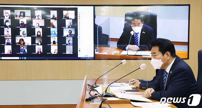 백군기 시장이 20일 용인시청 영상회의실에서 열린 '시민과의 대화'에서 풍덕천2동 통장협의회 관계자들과 주요 현안과 주민 건의 사항 등에 대해 이야기를 나누고 있다.(용인시 제공) © News1