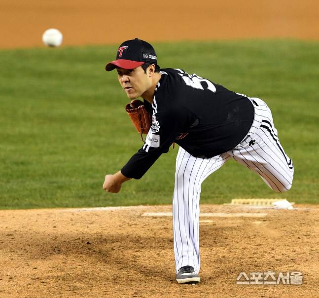LG 트윈스 최성훈이 2020년 11월 4일 서울 잠실구장에서 진행된 두산과의 준플레이오프 1차전에서 공을 던지고 있다. 잠실 | 김도훈기자 dica@sportsseoul.com