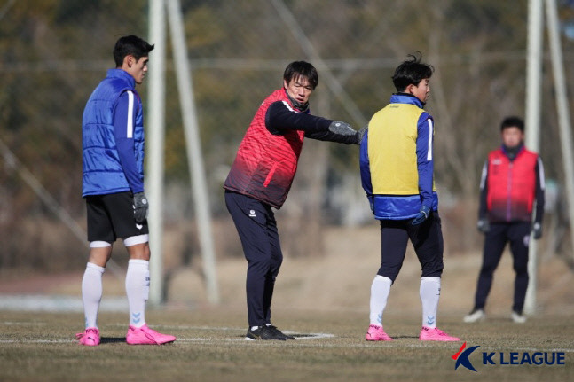 홍명보 울산 현대 감독이 19일 경남 통영 산양스포츠파크에서 진행된 2021시즌 대비 동계전지훈련에서 수비 위치를 두고 설명하고 있다. 제공 | 한국프로축구연맹