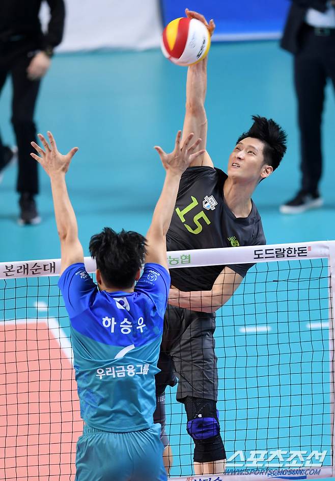 프로배구 남자부 우리카드와 현대캐피탈의 경기가 20일 장충체육관에서 열렸다. 현대캐피탈 문성민이 우리카드 하승우의 블로킹 사이로 공격을 시도하고 있다. 장충체=허상욱 기자 wook@sportschosun.com/2021.01.20/