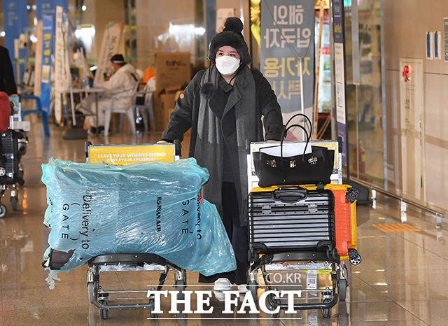 프로포폴 투약 논란으로 강제출국당한 방송인 에이미가 20일 오후 인천국제공항 제2터미널로 입국하고 있다. /인천국제공항=이동률 기자