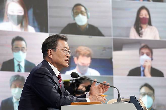 문재인 대통령이 지난 18일 청와대 춘추관에서 열린 신년 기자회견에서 기자의 질문에 답하고 있다./연합뉴스