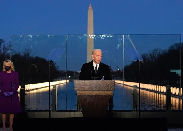 조 바이든 대통령 당선인이 링컨기념관에서 연설을 하고있다. 왼편은 아내 질 바이든.(AP 뉴시스)