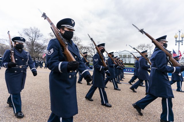 미 공군 소속 군인들이 취임식을 앞두고 리허설을 하고있다.(AP 뉴시스)
