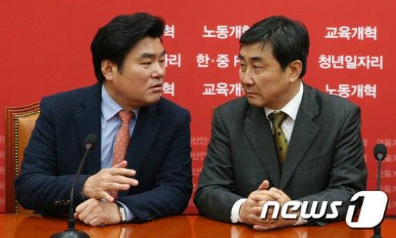 새누리당(현 국민의힘) 원유철 원내대표(왼쪽), 새정치민주연합(현 더불어민주당) 이종걸 원내대표가 지난 2015년 11월 29일 국회 새누리당 원내대표실에서 한중FTA, 경제활성화 법안, 예산안 등 국회 현안에 대해 논의하고 있다. /사진=뉴스1