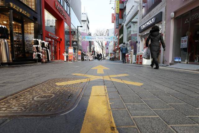 17일 오후 서울 중구 명동거리가 신종 코로나바이러스 감염증(코로나19) 3차 유행으로 인한 수도권 거리두기 2.5 단계 발령에 따라 한산한 모습을 보이고 있다. 2021.1.17/뉴스1