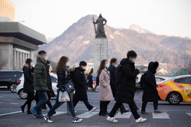 신종 코로나바이러스 감염증(코로나19) 국내 첫 감염자가 발생한지 1년째인 20일 오전 서울 세종대로 광화문사거리에서 마스크를 착용한 시민들이 출근길 발걸음을 재촉하고 있다. 뉴스1