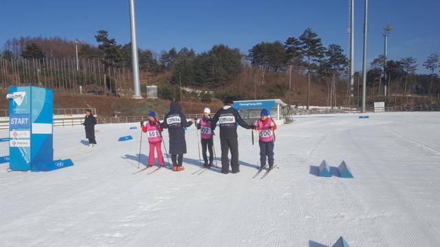안동영명학교 동계스포츠단이 스키장에서 훈련을 하고 있다.