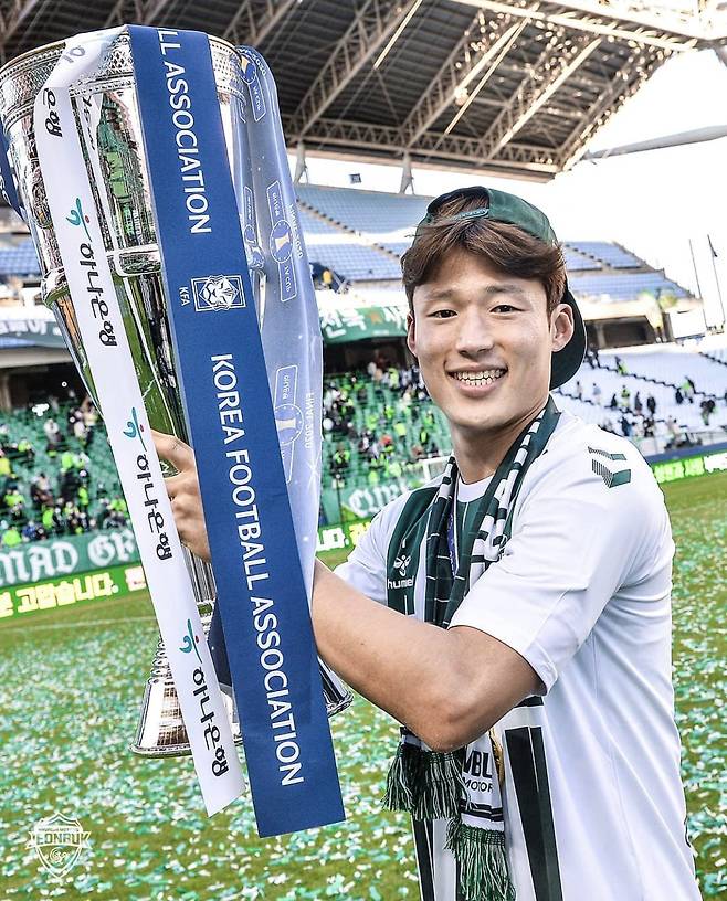 지난해 FA컵 우승트로피를 들어올리는 손준호. [사진 전북 현대]