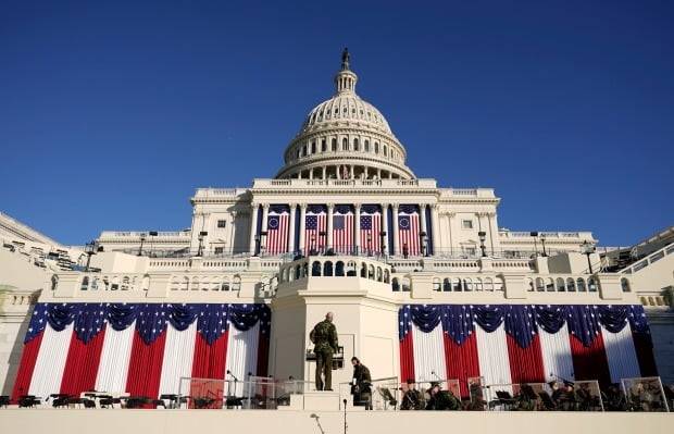 미국 워싱턴DC 연방의회 의사당 서쪽 계단 앞 야외 무대에서 신임 대통령 취임식 최종 준비 작업이 진행되고 있다. 사진=AP