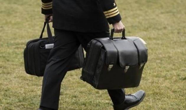 미국 대통령을 항상 따라다니는 핵가방(오른쪽) [사진=EPA 연합뉴스]