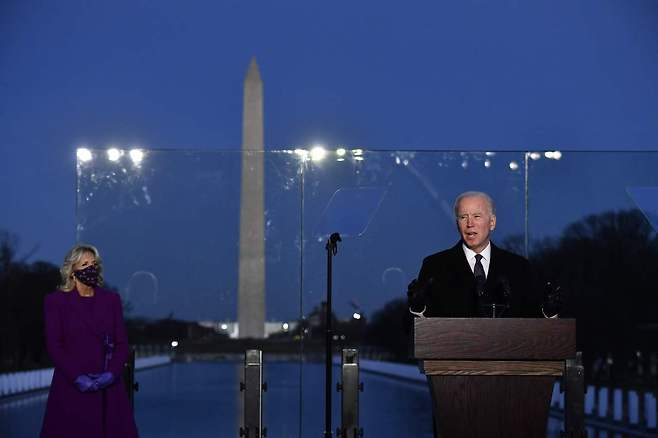 US President-elect Joe Biden delivers a speech at a memorial for those who died of COVID-19, an event held at Washington's Lincoln Memorial on Tuesday night, local time, a day ahead of inauguration. (Yonhap)