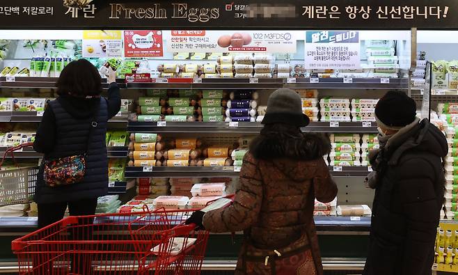 Shoppers browse through egg shelves at a supermarket in Seoul, Wednesday. (Yonhap)