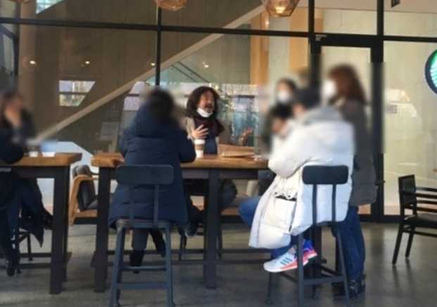 19일 한 온라인 커뮤니티에는 한 카페에서 마스크를 턱에 걸친 방송인 김어준을 포함해 총 5명이 모여 대화를 나누는 사진이 공개됐다. 온라인 커뮤니티 사진 캡처